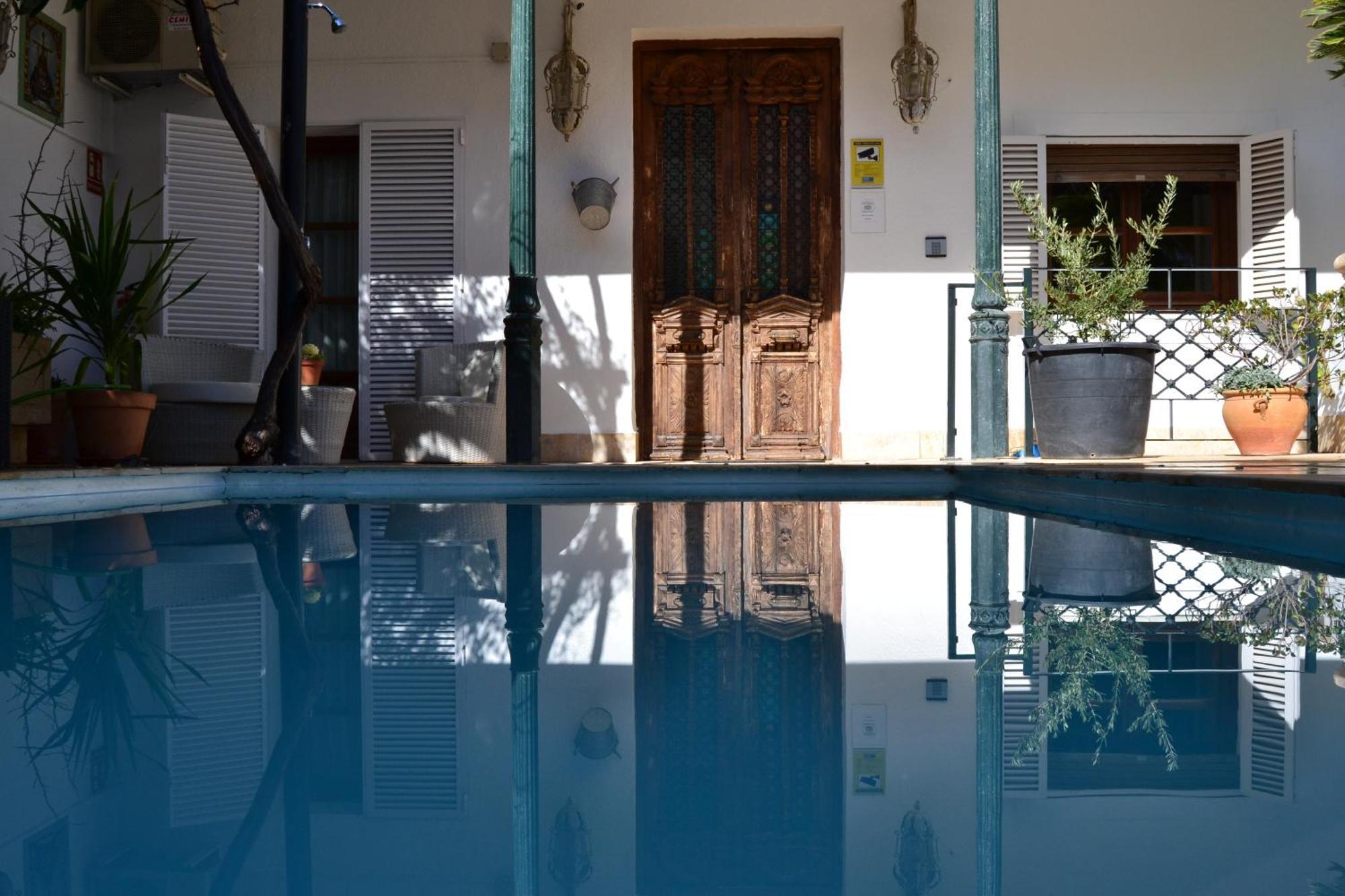 Comares Lodge