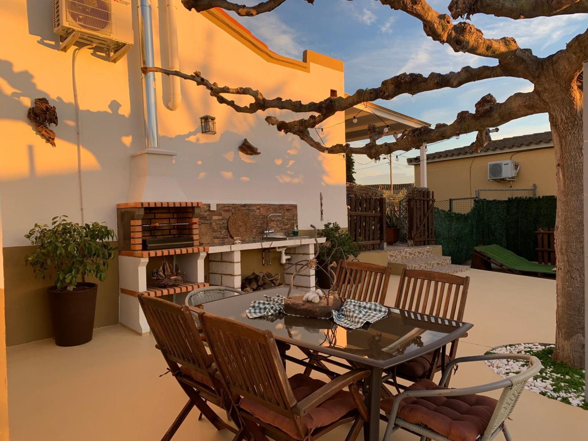 Casa Enric , Con Zona Infantil, Piscina Y Parking Privado Deltebre