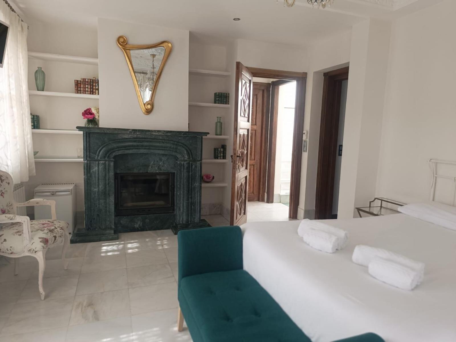Comares Lodge