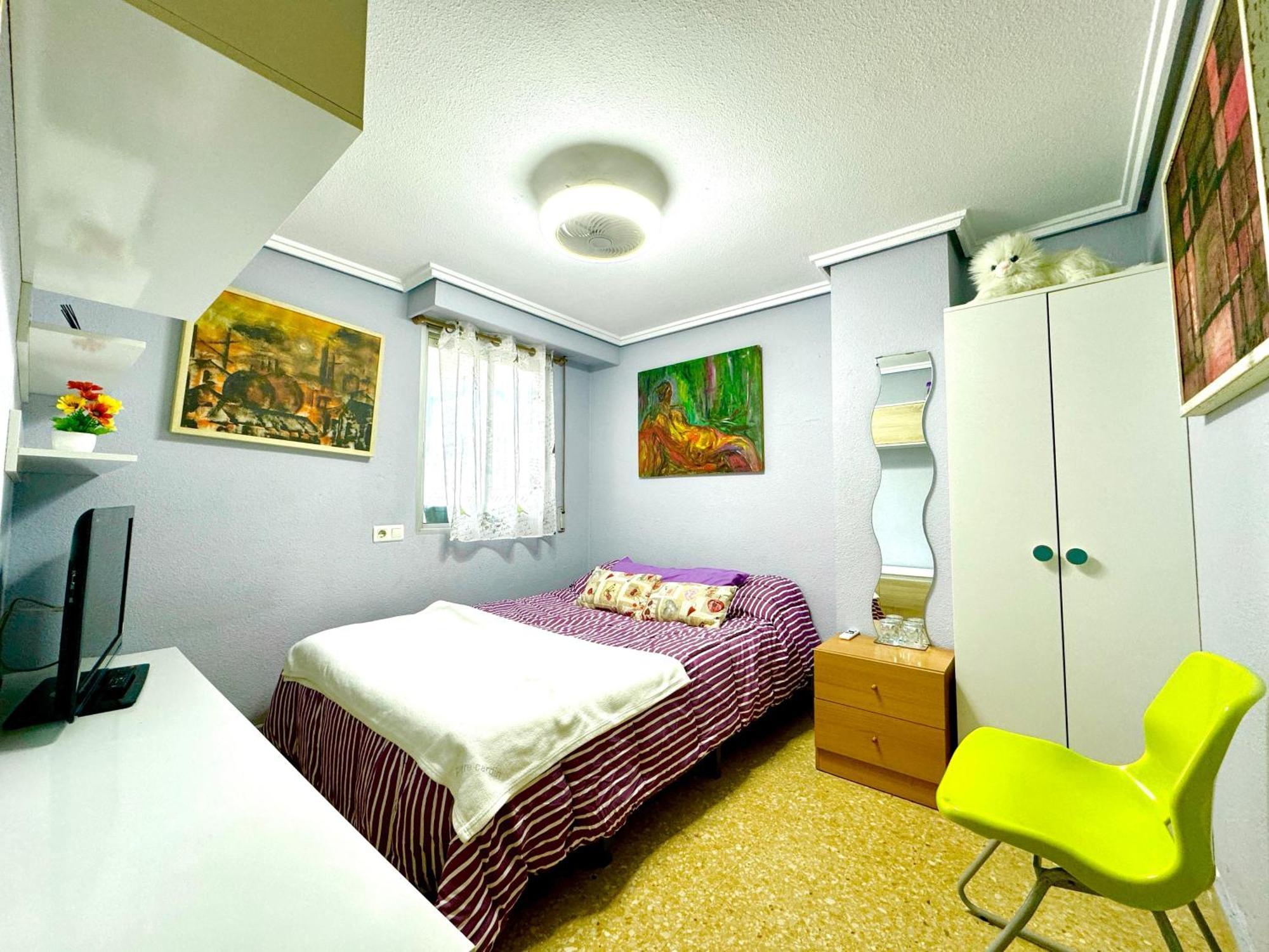 Blasco Ibanez Double With Private Bathroom In Shared Habitación en casa particular *