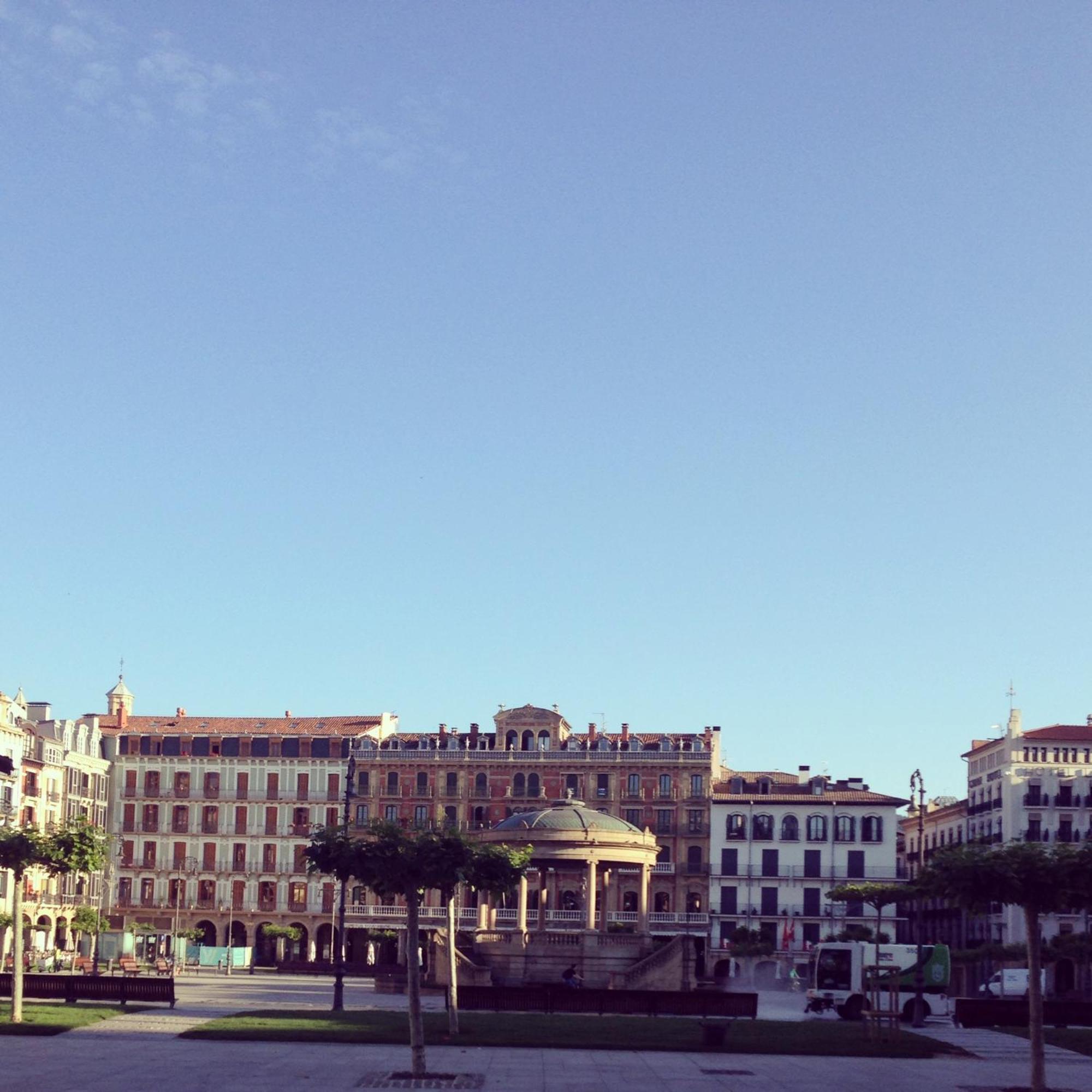 Frente A La Catedral * Pamplona