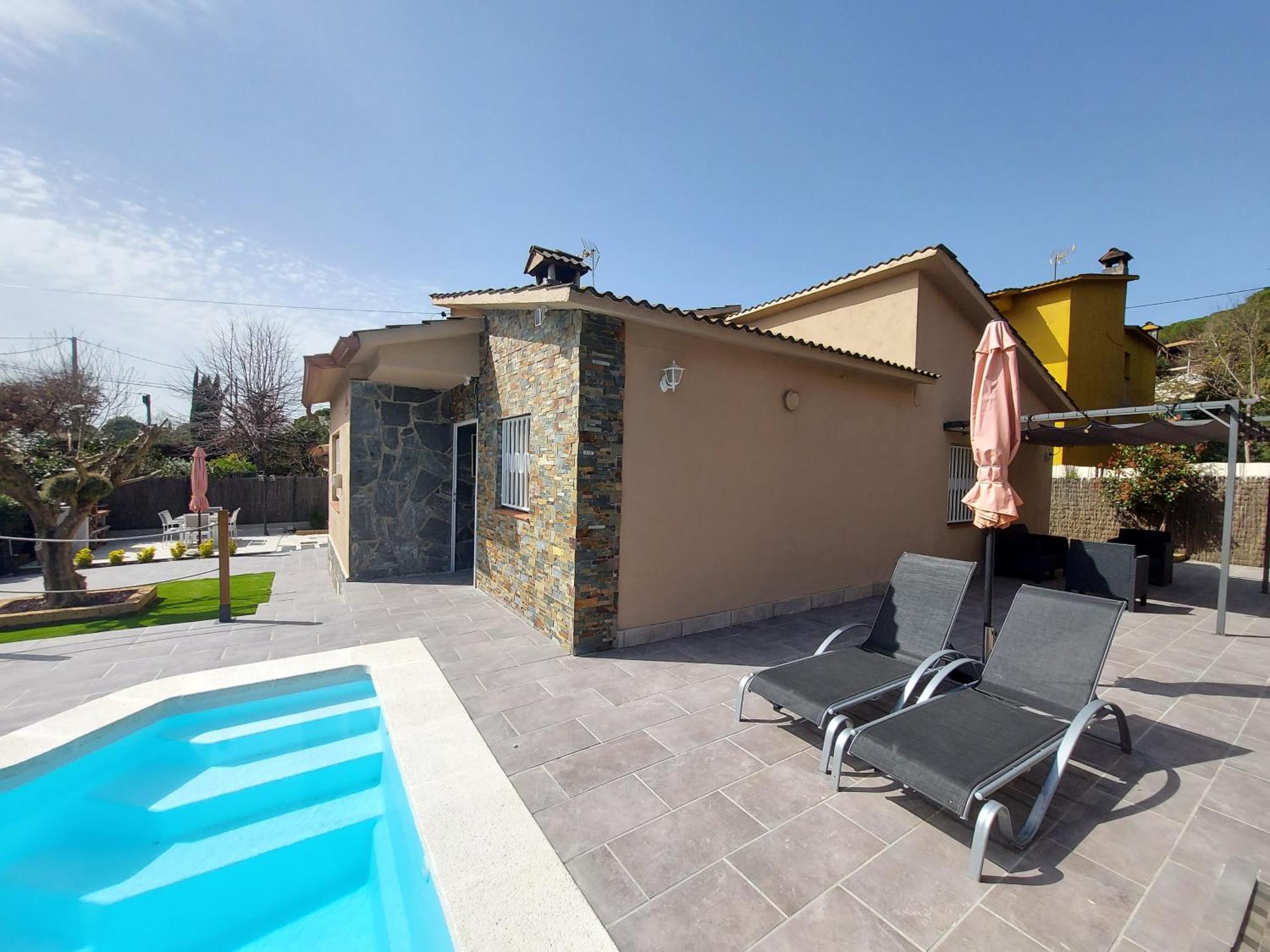 Cerca De Barcelona, Y Entre Tres Parques Naturales, Casa De 4 Y 2 Banos Con Piscina, Barbacoa Y Chimenea *
