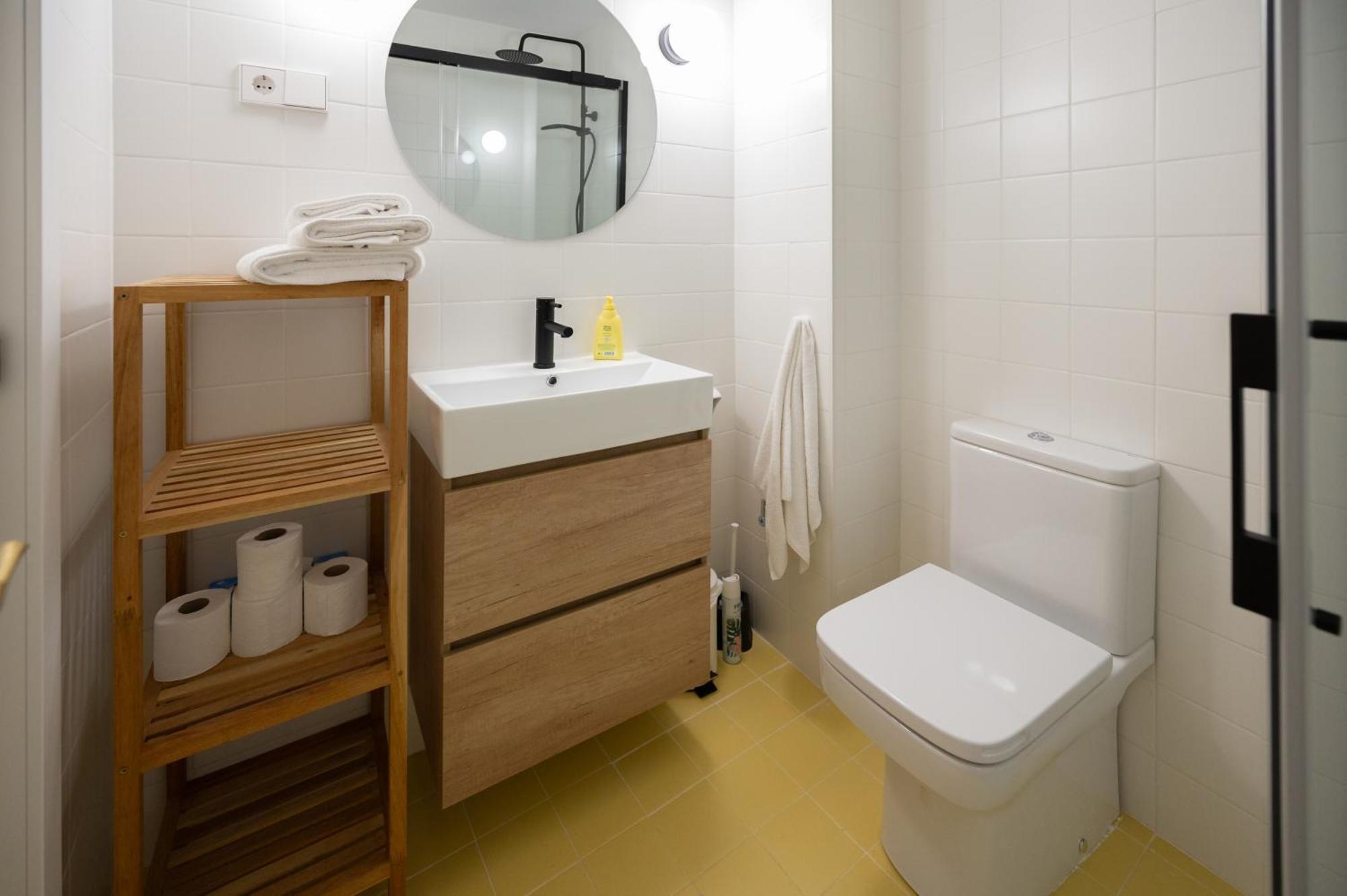 Traditional 2 Double Bed In Quiet Square Apartamento Benalmádena