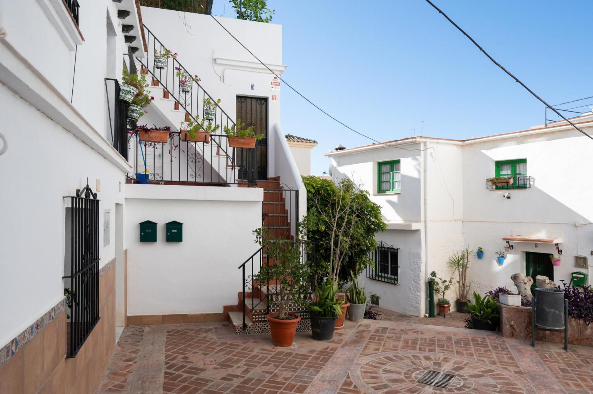 Traditional 2 Double Bed In Quiet Square Apartamento Benalmádena