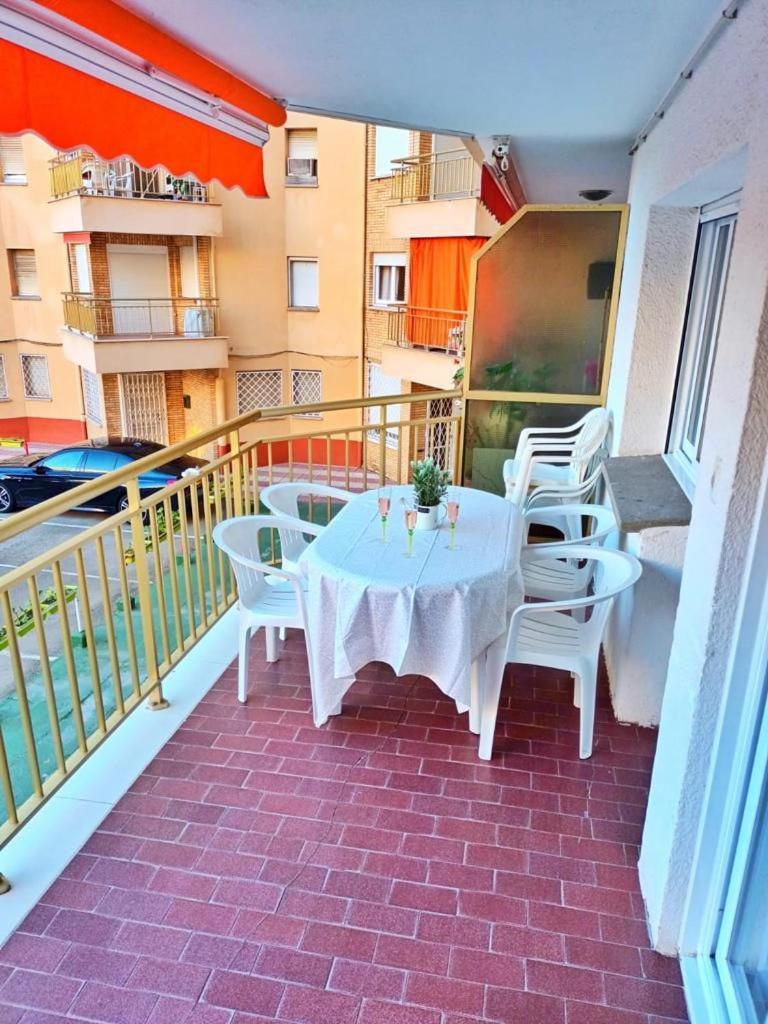 Completo Delante De La Playa Apartamento