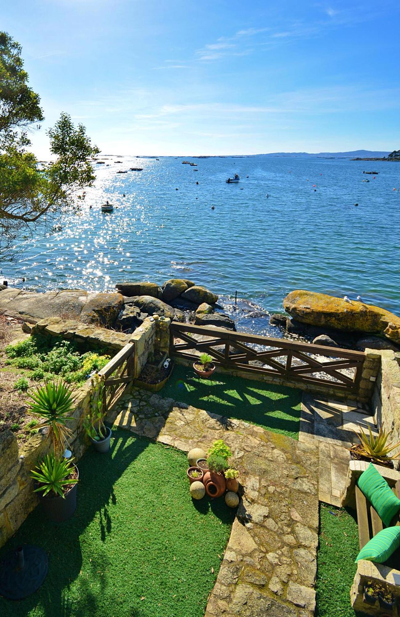 Galihost - Casa Banada Por El Mar En * Isla de Arosa