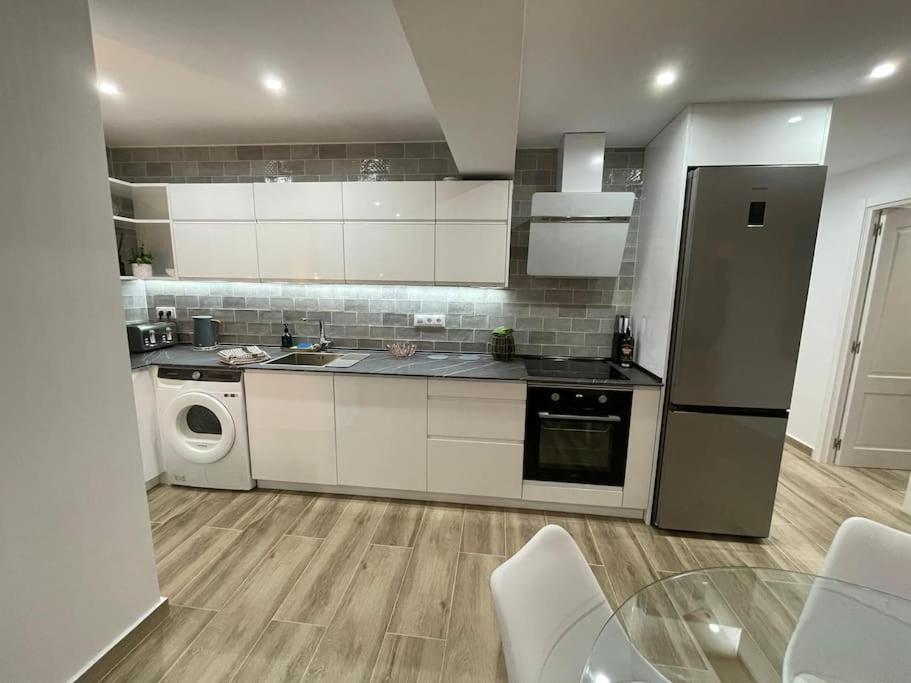 Waterfront 3 Bed Apartment, 90m From The Apartamento Platja de Larenal