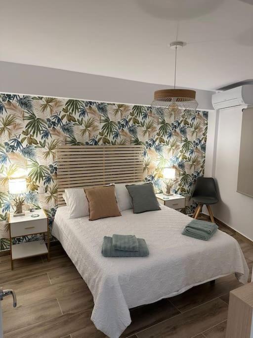 Waterfront 3 Bed Apartment, 90m From The Platja de Larenal