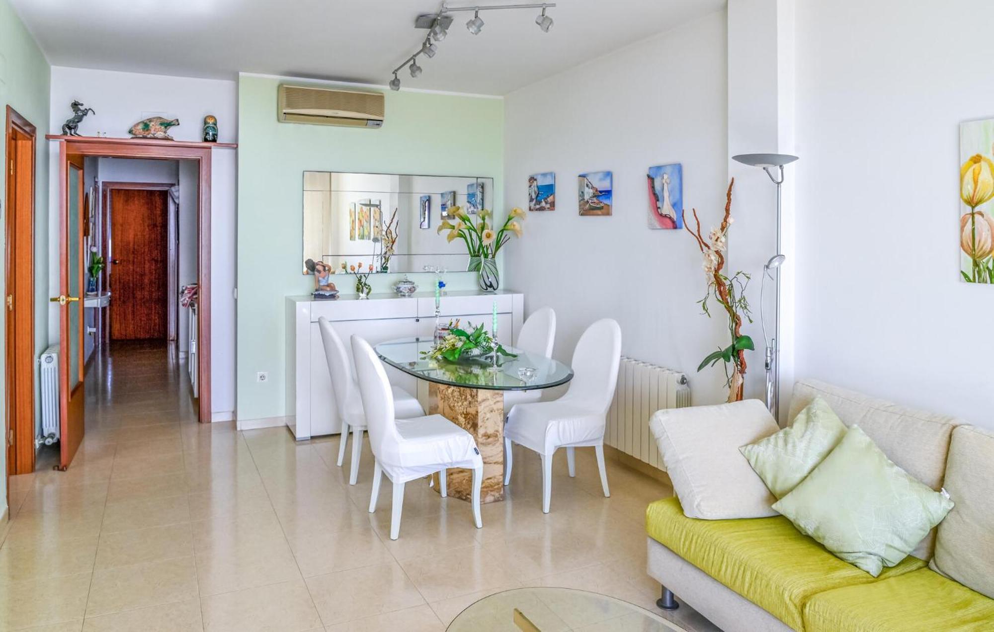 3 Bedroom Nice In Apartamento Cubelles