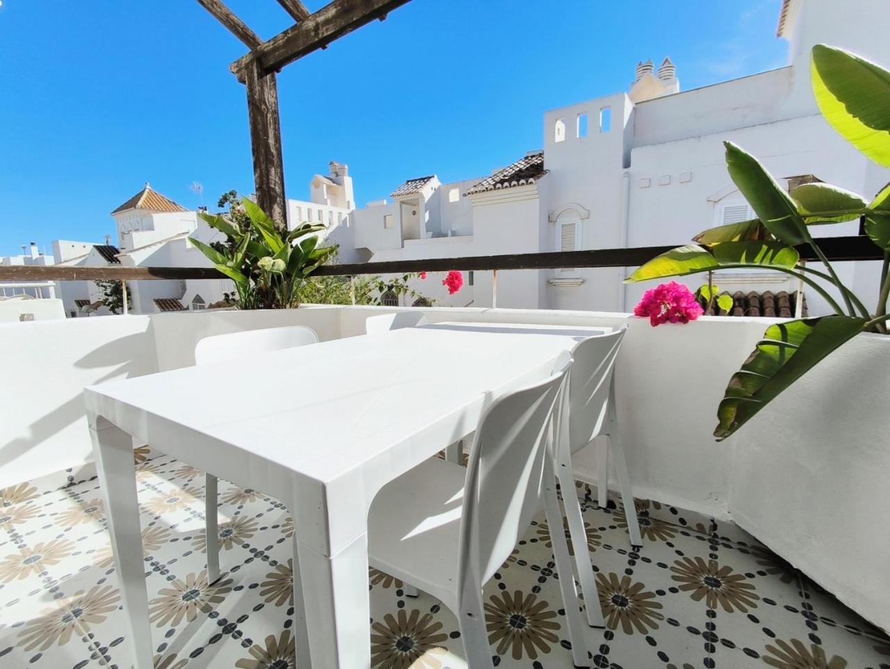 Apartamento Medina Marinas - Tu Hogar Con Solarium Privado!