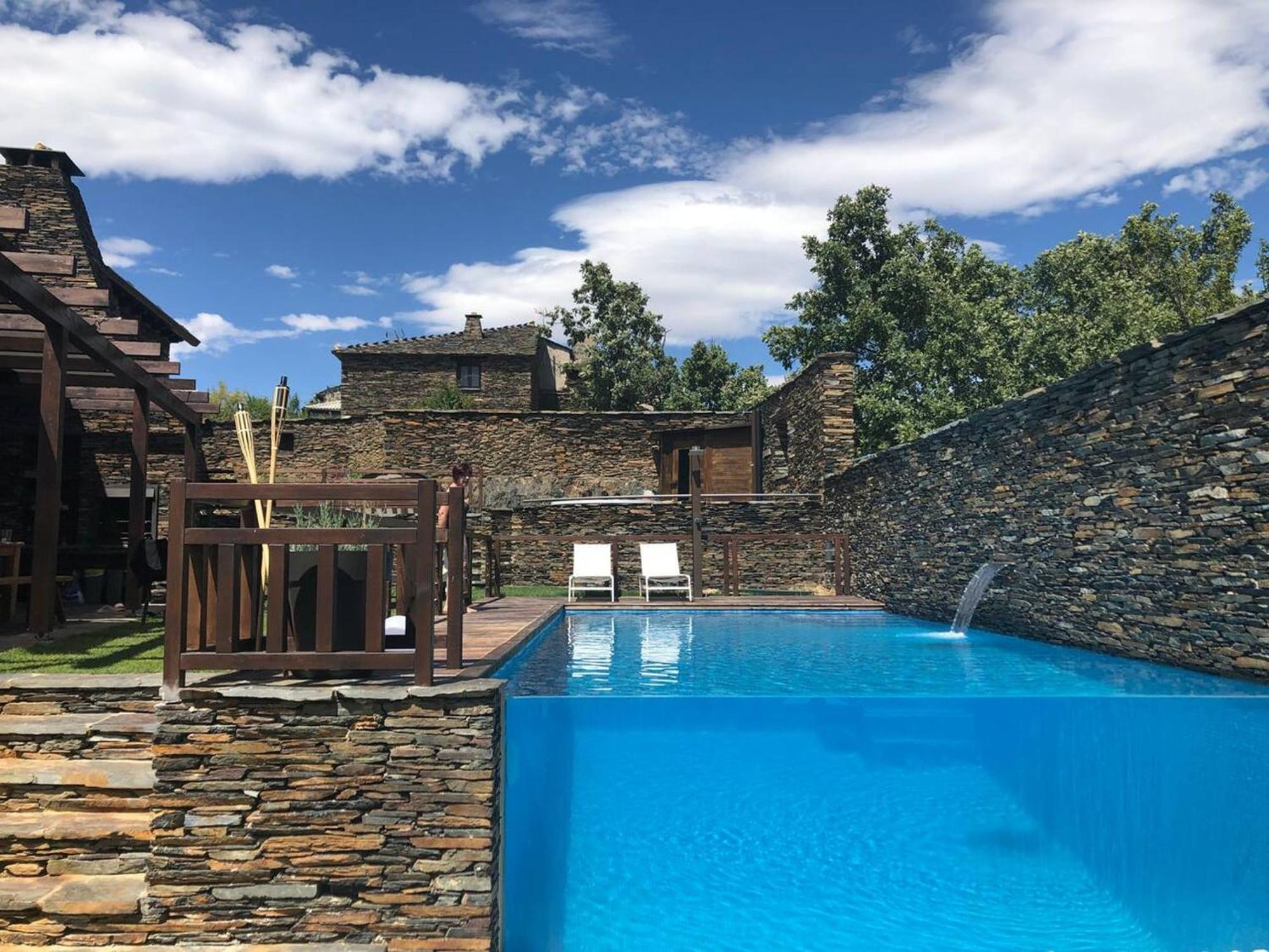 Spacious In With Shared Pool *