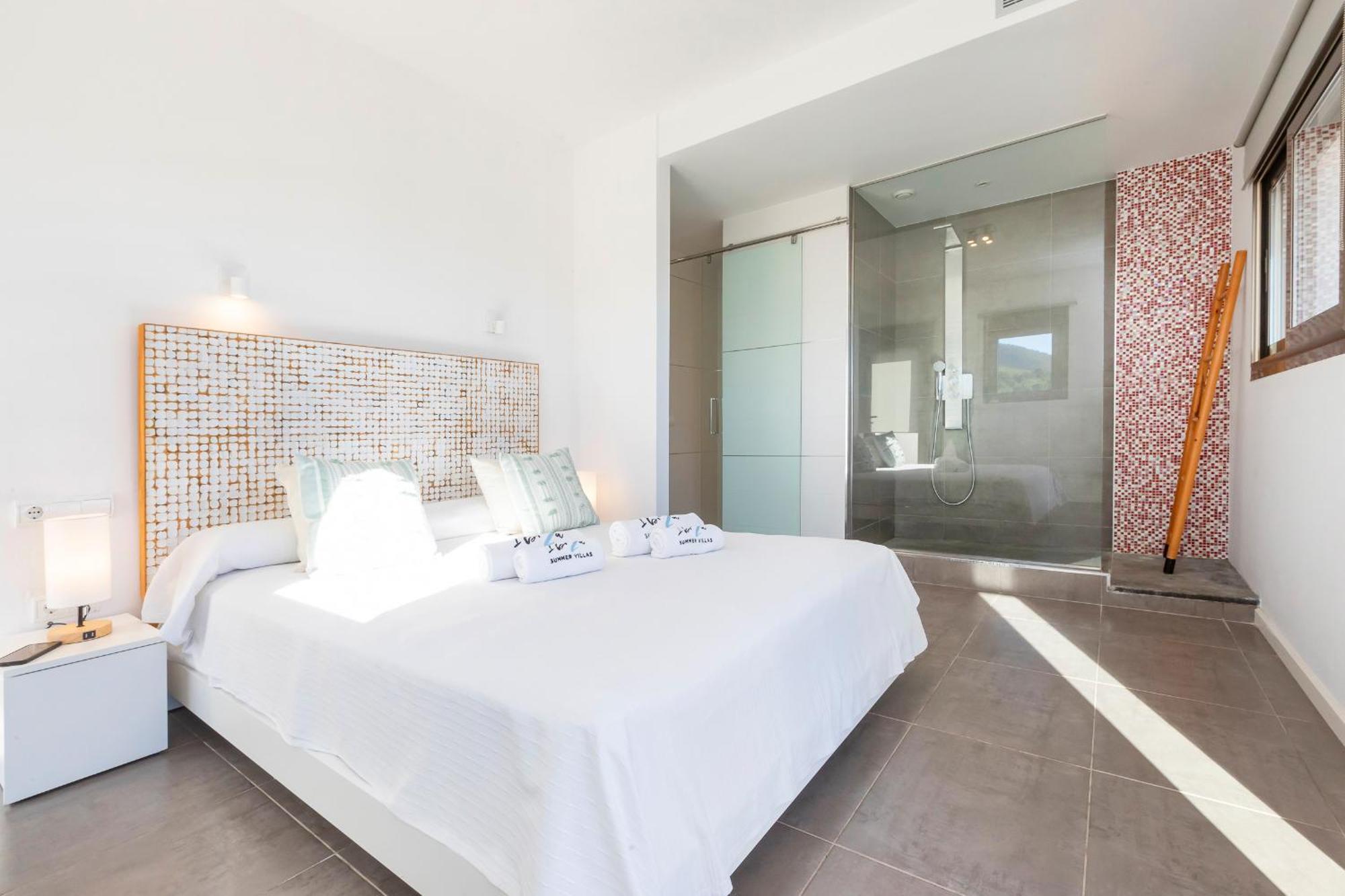 Villa In Sleeps 10 To 12 Guests *