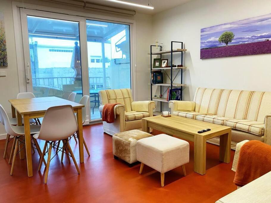 Apartamento Piso Centrico Con Terraza Amplia Y Garaje