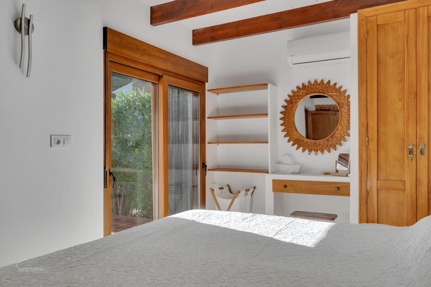 Molinos - By Aldertons *