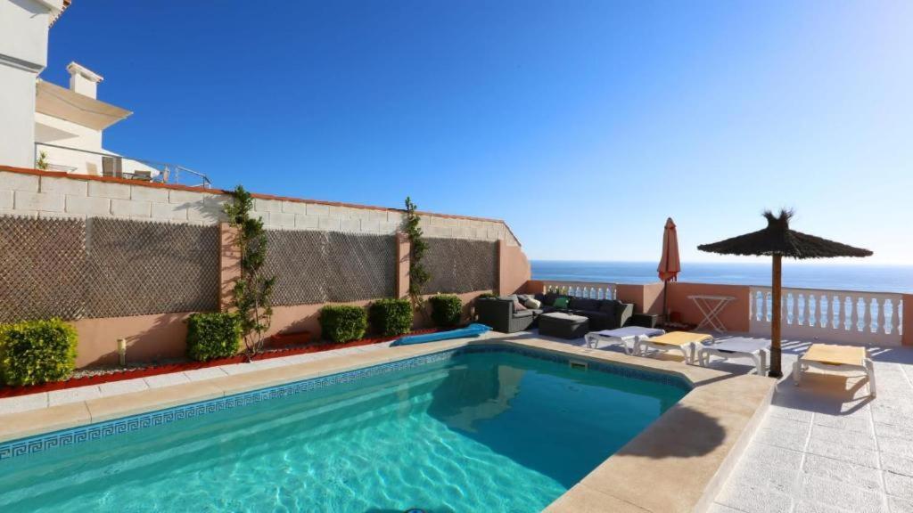 Magnificent 5 Bedroom In Front Villa Málaga