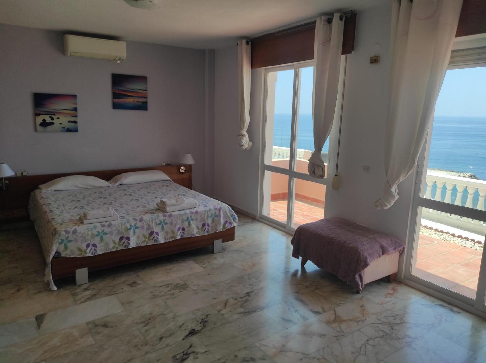 Magnificent 5 Bedroom In Front Villa Málaga
