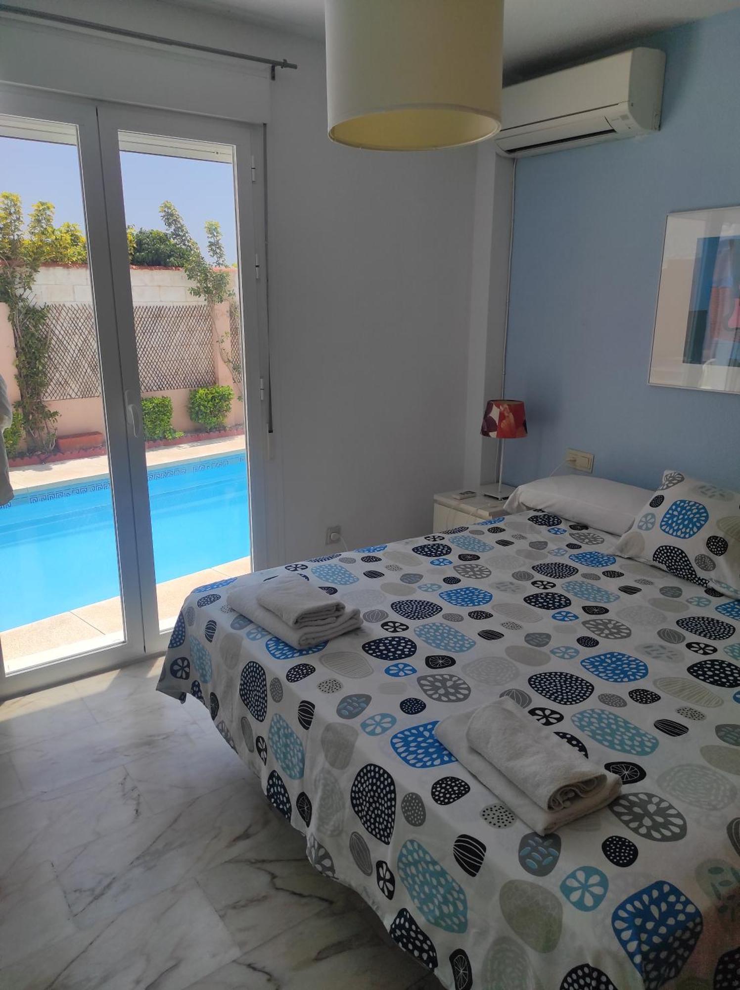 Magnificent 5 Bedroom In Front Villa Málaga