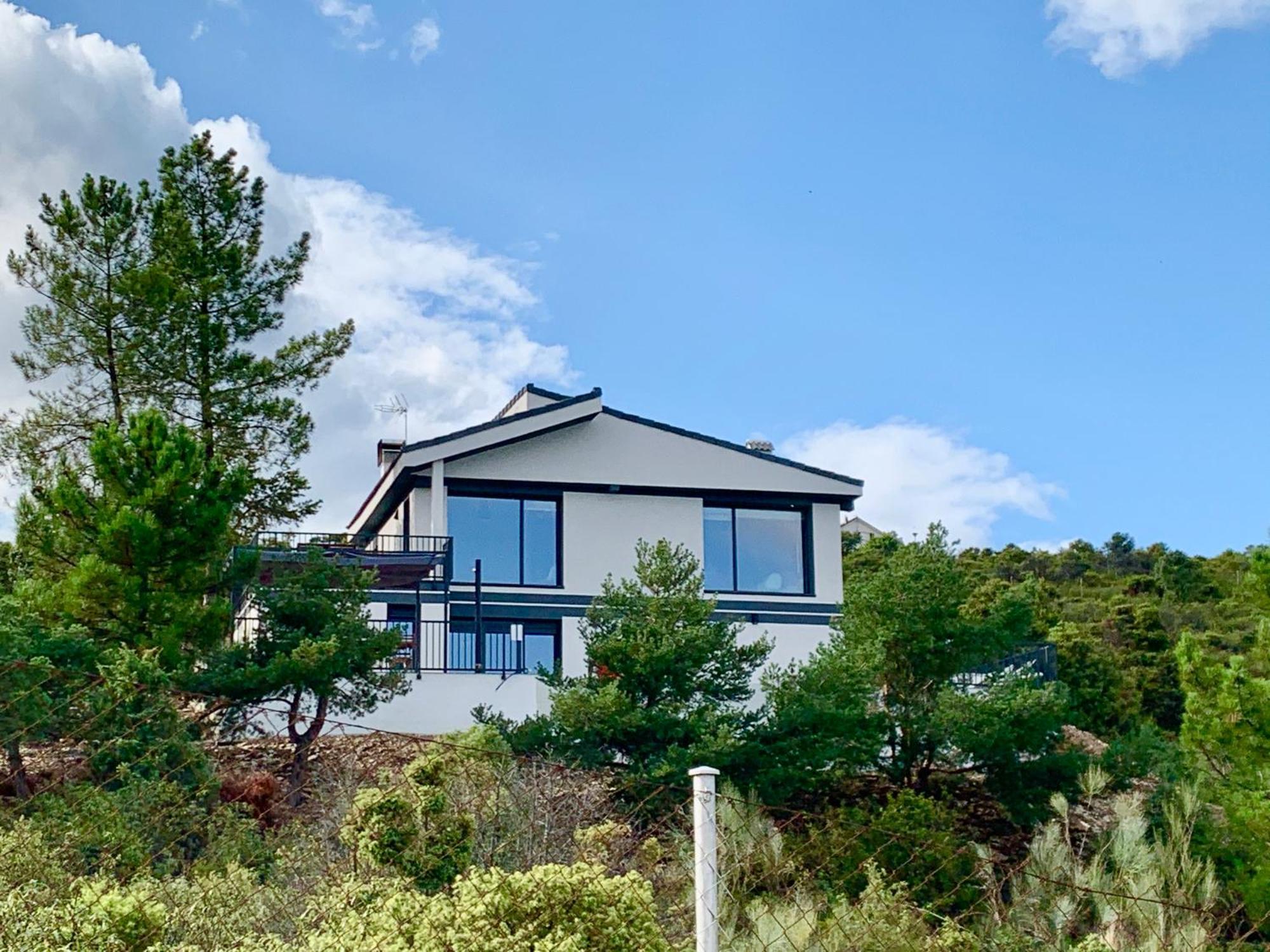 Villa Nuevo En La Montana, Con Chimenea