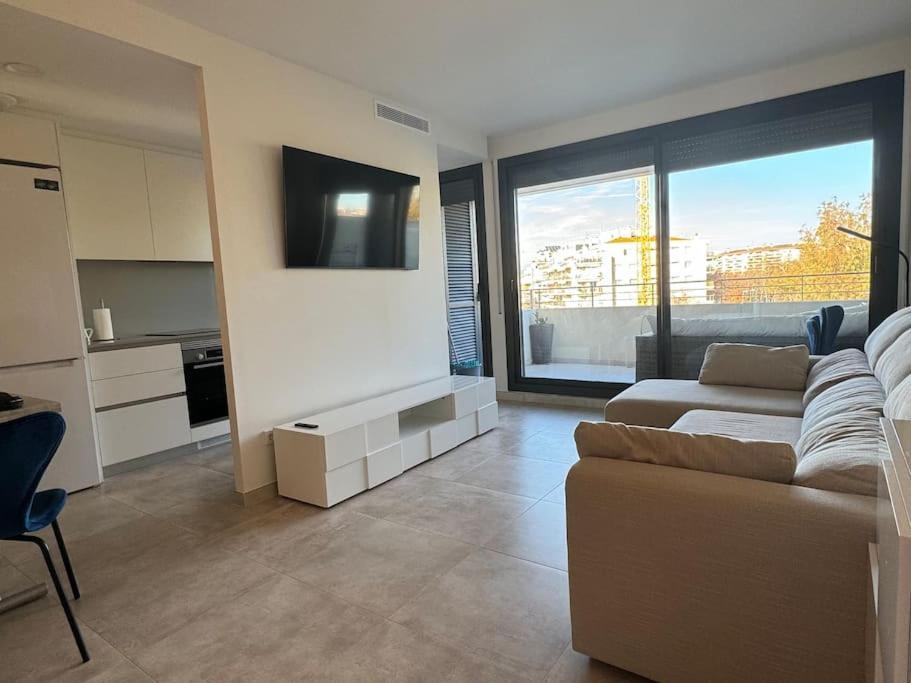 By The With Pool And Private Parking Apartment *