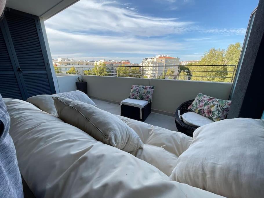 By The With Pool And Private Parking *