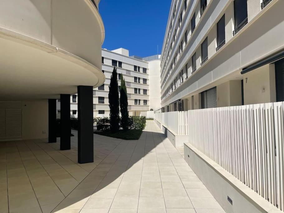 By The With Pool And Private Parking Apartment *