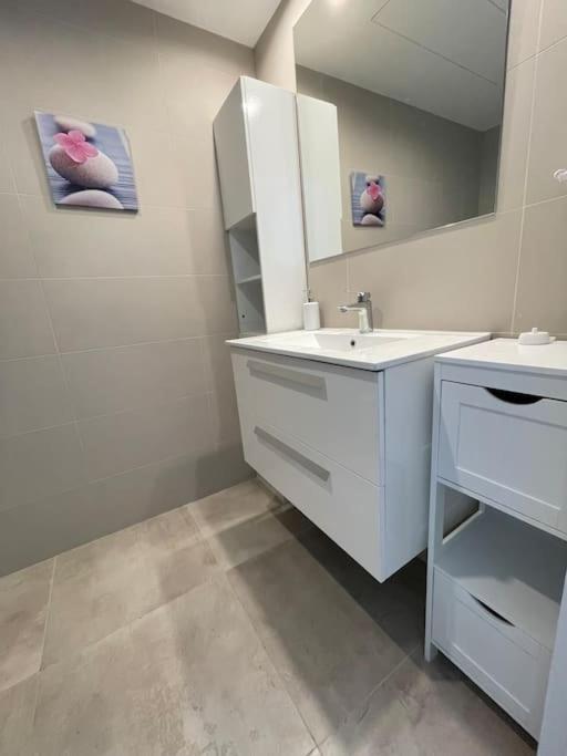 By The With Pool And Private Parking *