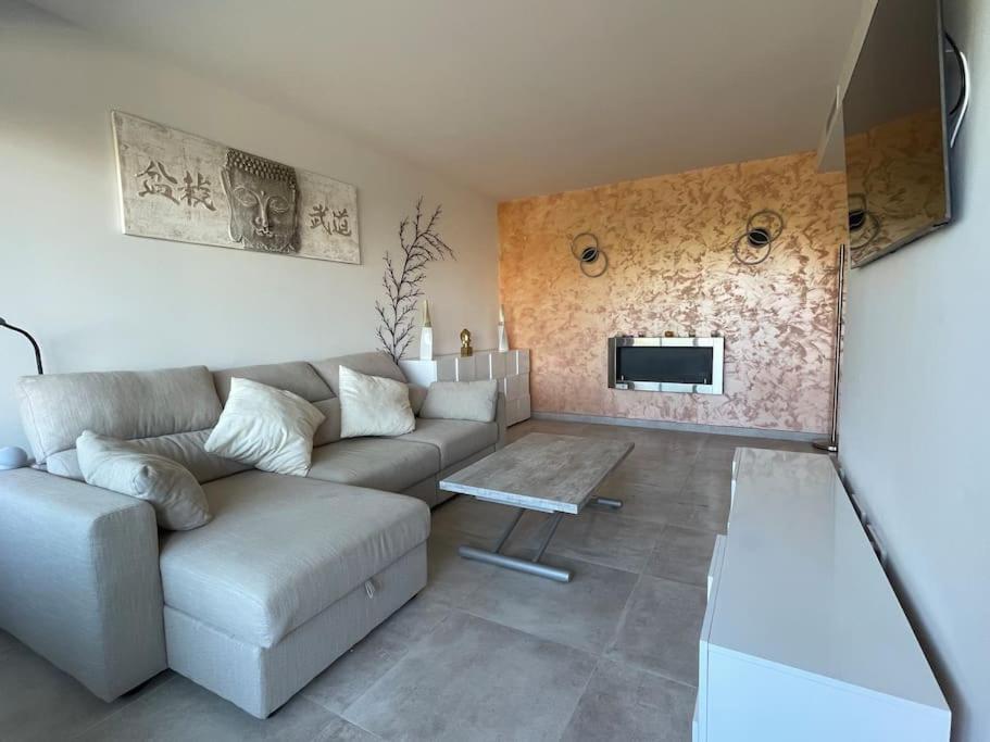 By The With Pool And Private Parking Apartment *