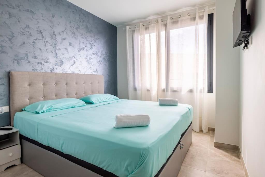 By The With Pool And Private Parking *