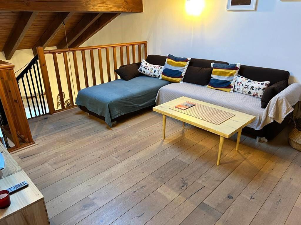 En El Centro De Apartamento Llivia