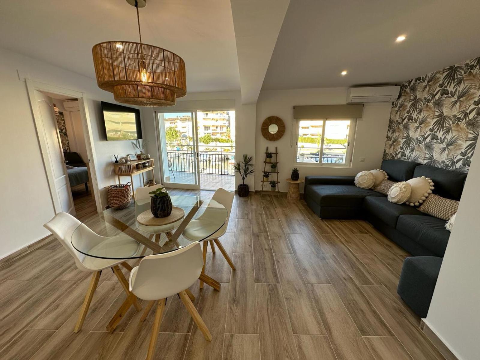 Waterfront 3 Bed Apartment, 90m From The Apartment Platja de Larenal
