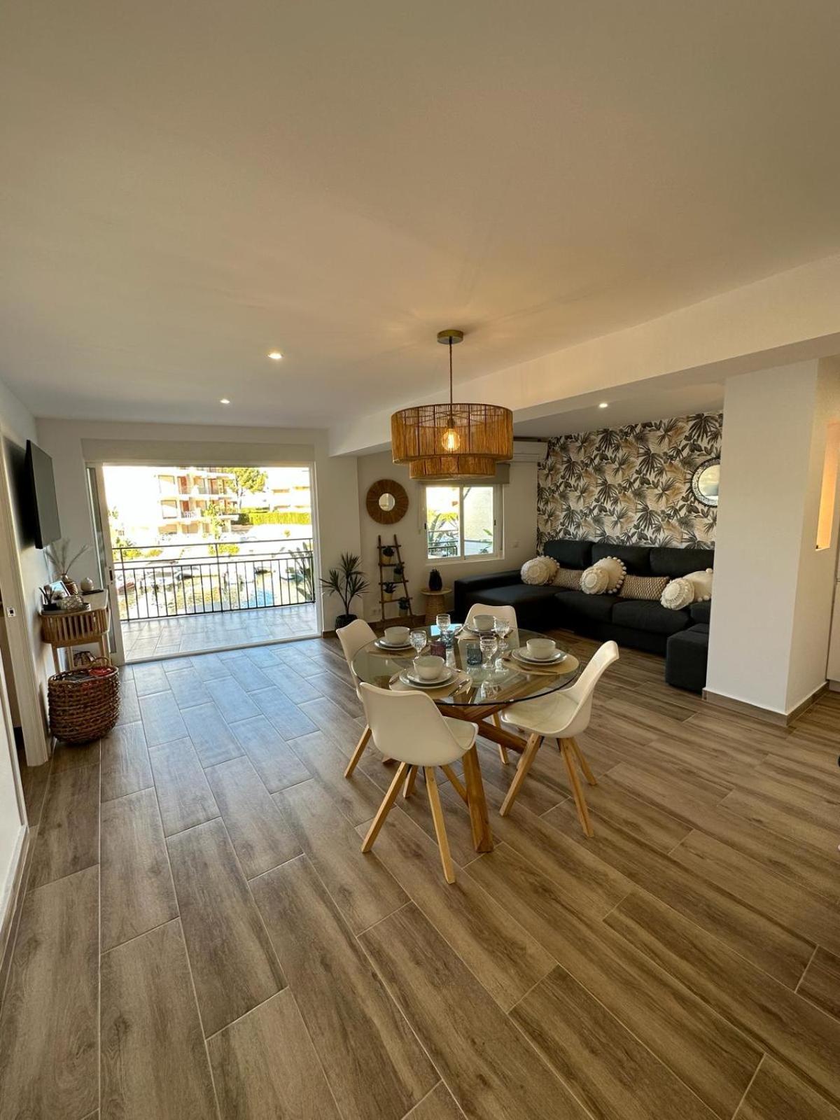 Waterfront 3 Bed Apartment, 90m From The Apartment Platja de Larenal