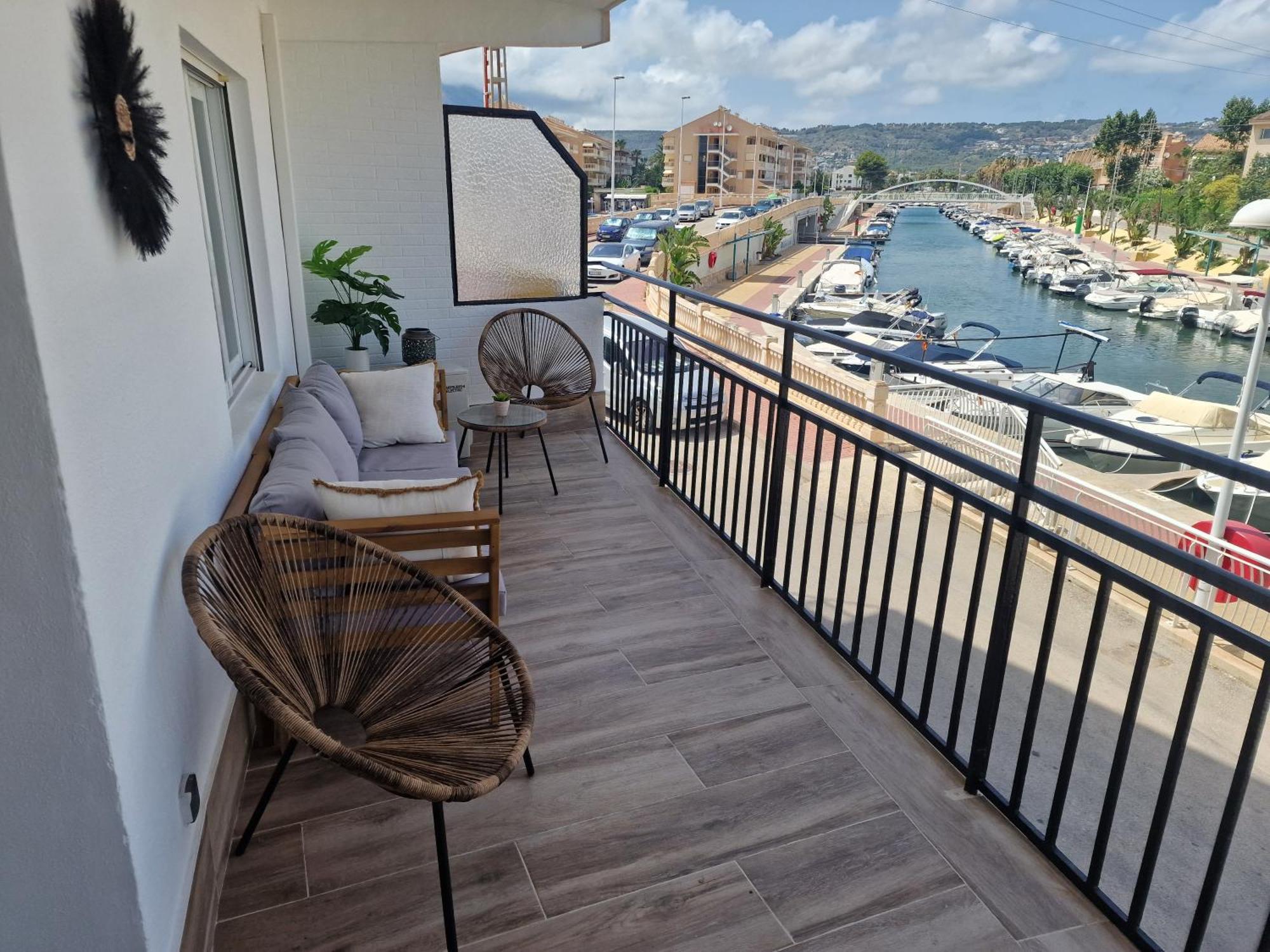 Waterfront 3 Bed Apartment, 90m From The Apartamento Platja de Larenal