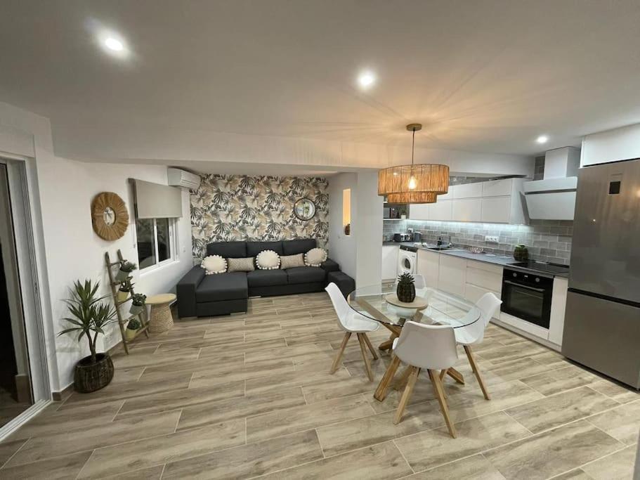 Waterfront 3 Bed Apartment, 90m From The *