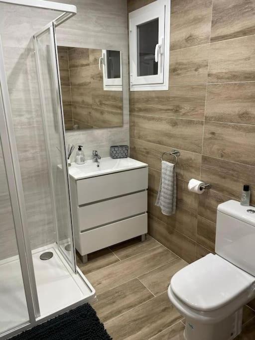 Waterfront 3 Bed Apartment, 90m From The *