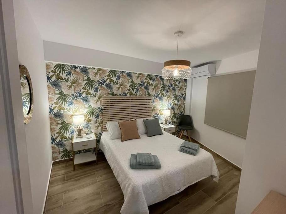Waterfront 3 Bed Apartment, 90m From The Apartamento Platja de Larenal