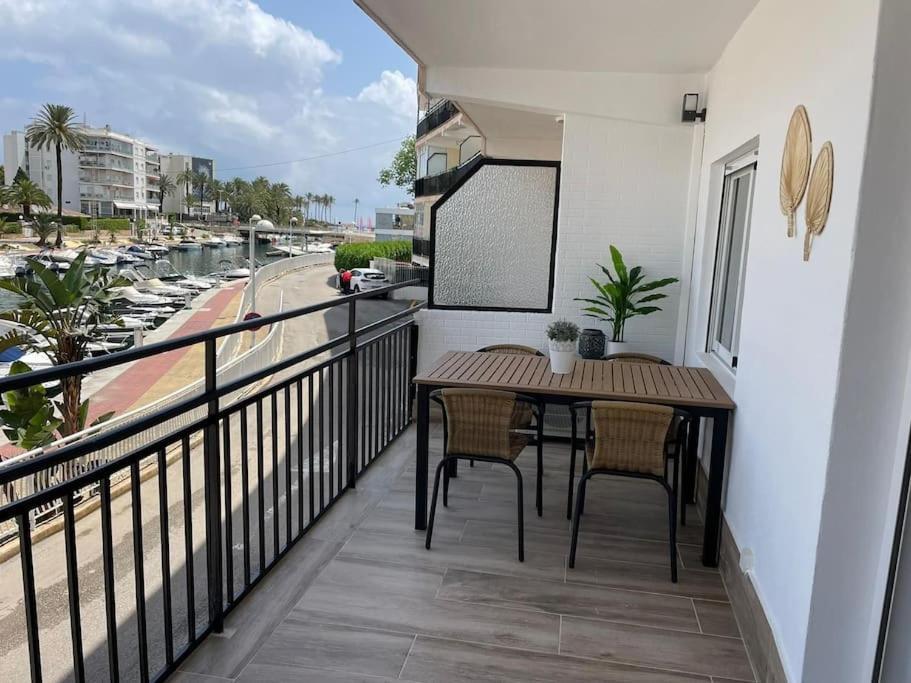 Waterfront 3 Bed Apartment, 90m From The Apartment *