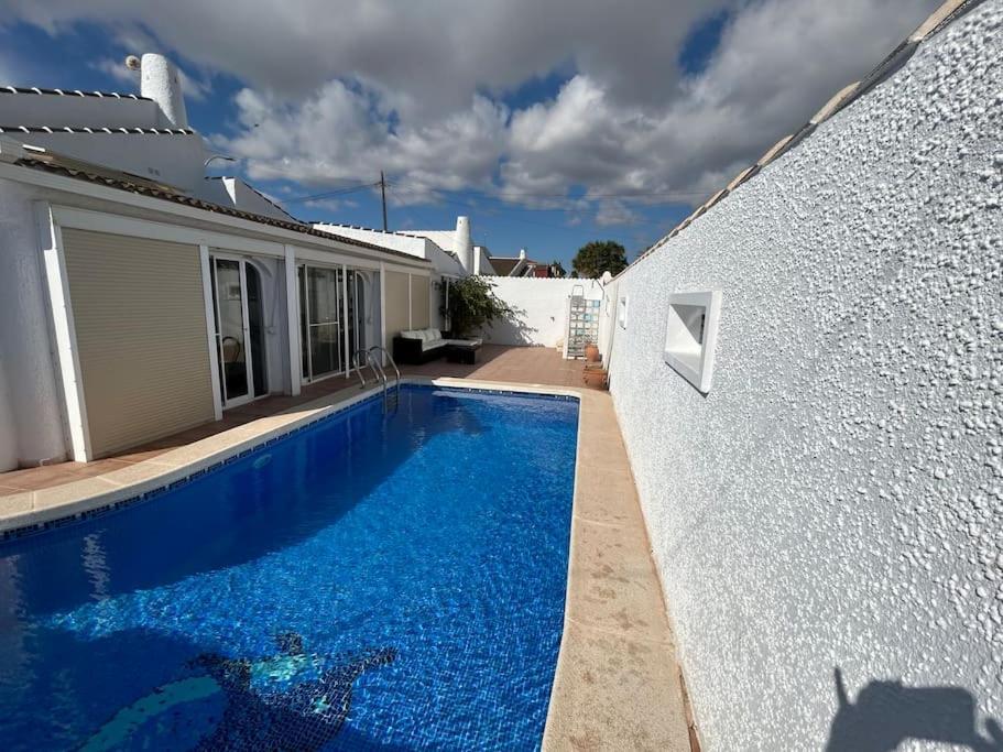 Villa 3 Bed Villa, Large Private Pool 10 Mins Walk From And Amenities Los Alcázares
