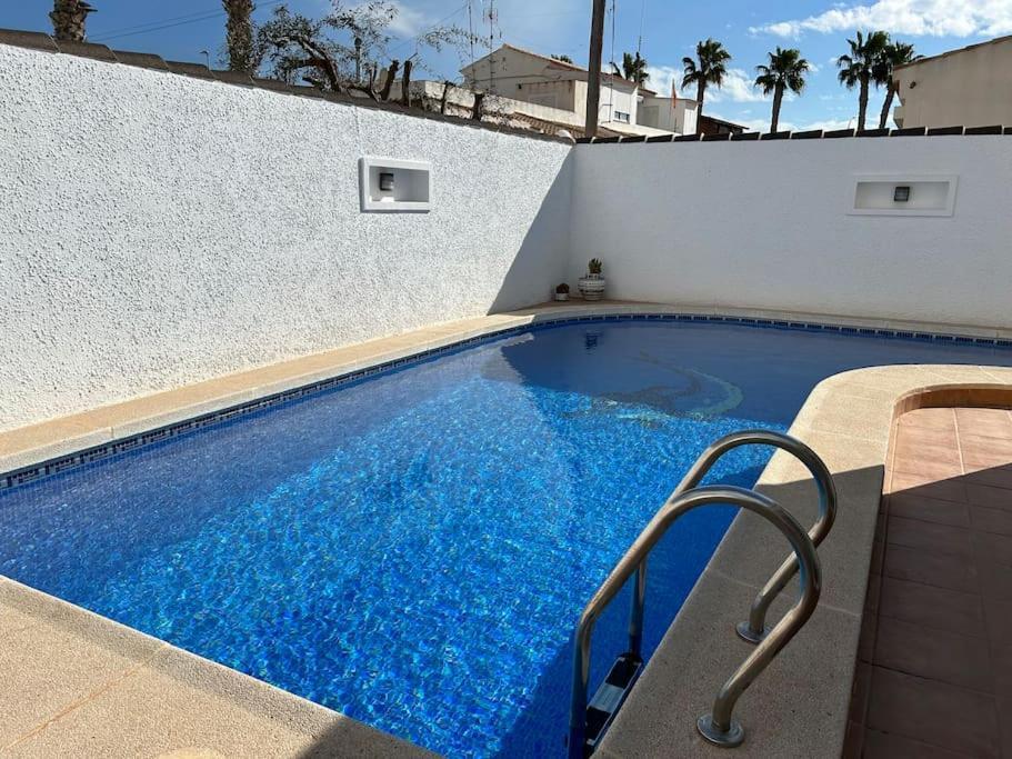 3 Bed Villa, Large Private Pool 10 Mins Walk From And Amenities Los Alcázares