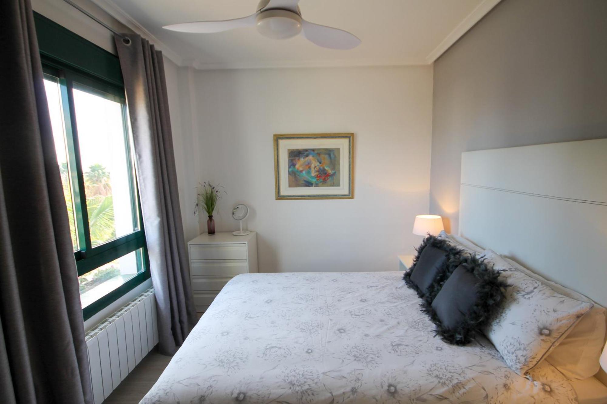 Luxury 2 Bed, 2 Bath With Sea View, Heating And New Bathrooms. Apartamento *