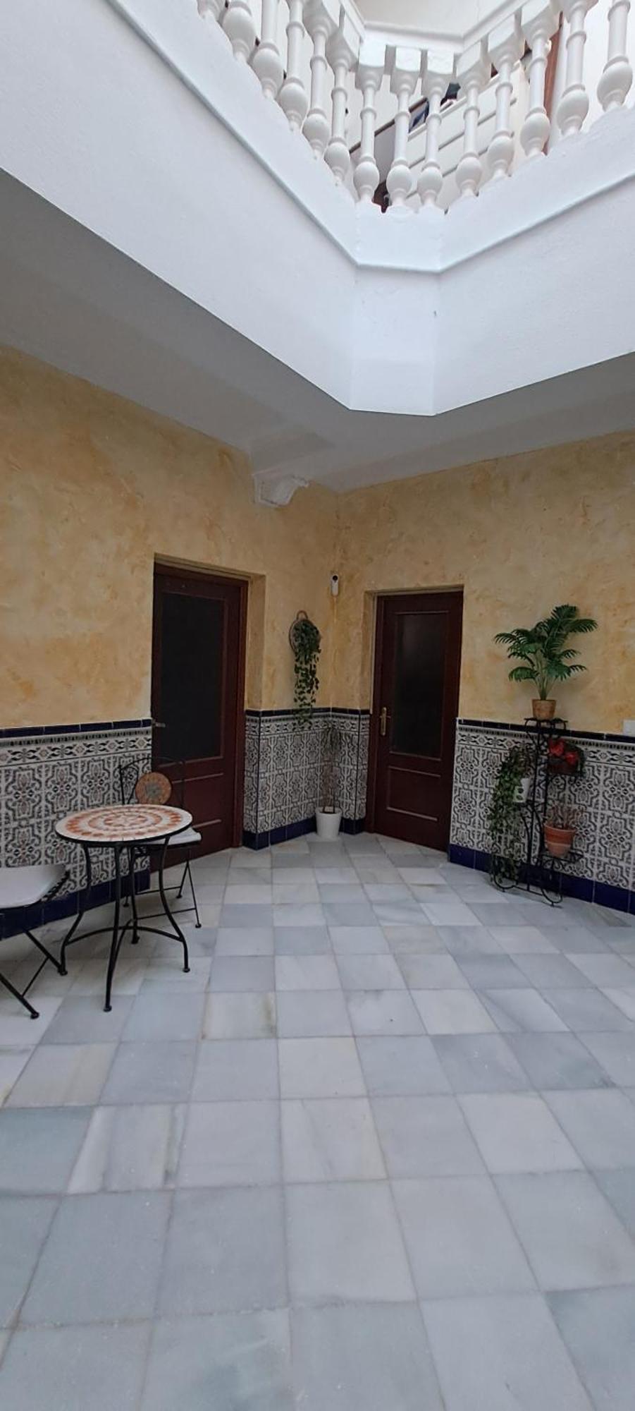 Patio Andalusi Junto A La Vina