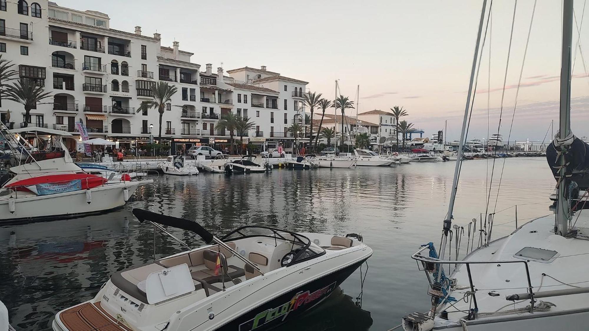 Frontline Apartment, La Perla De La Bahia, Bahia De - Estepona * Casares