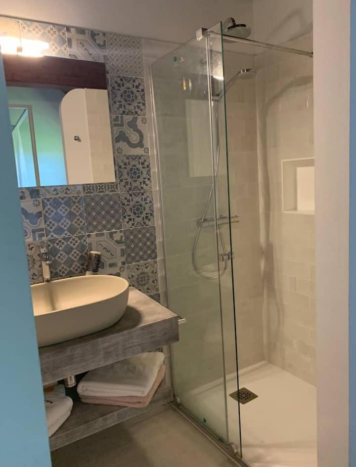 Homestay Con Bano Individual En Casa De Campo. Piscina. Amoeiro