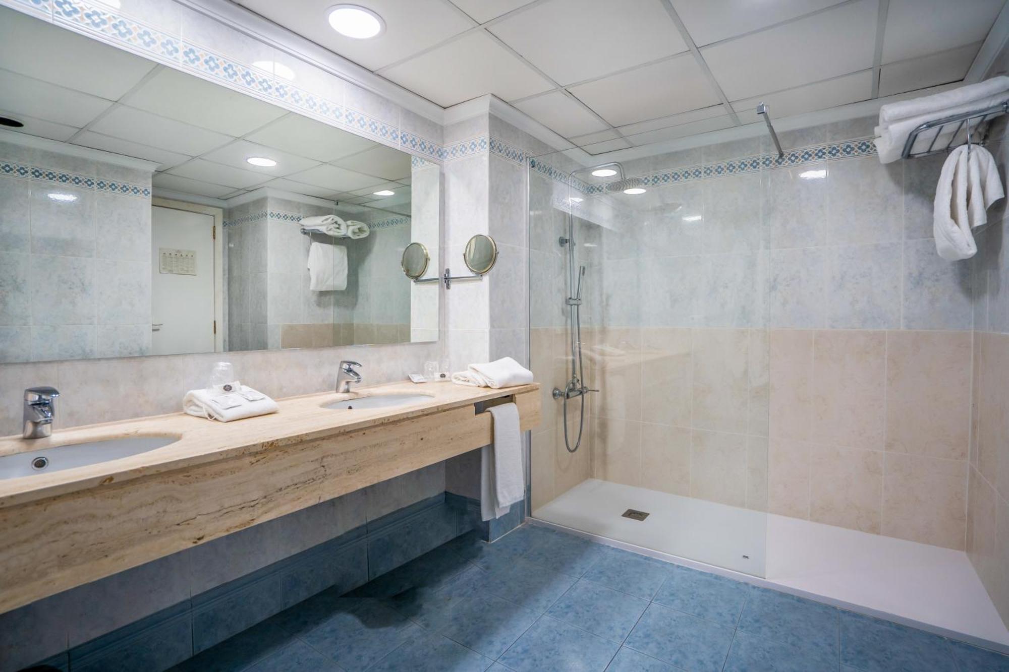 Bartos Hotel 4*