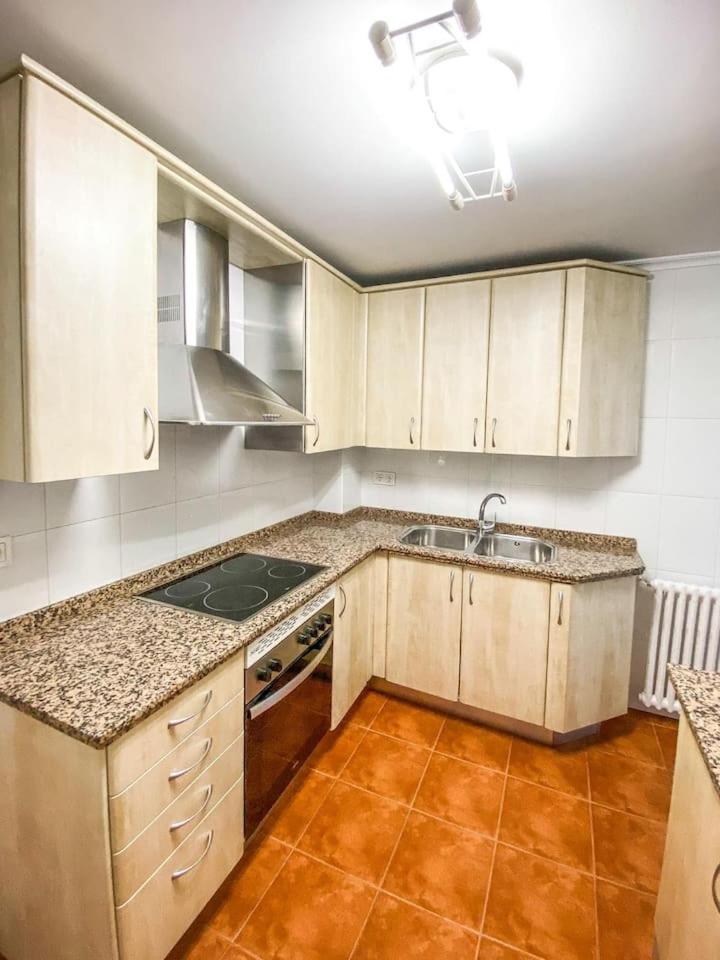 Apartamento Residencial Leyra, Piso Centrico De 6 Habitaciones, 8 Camas