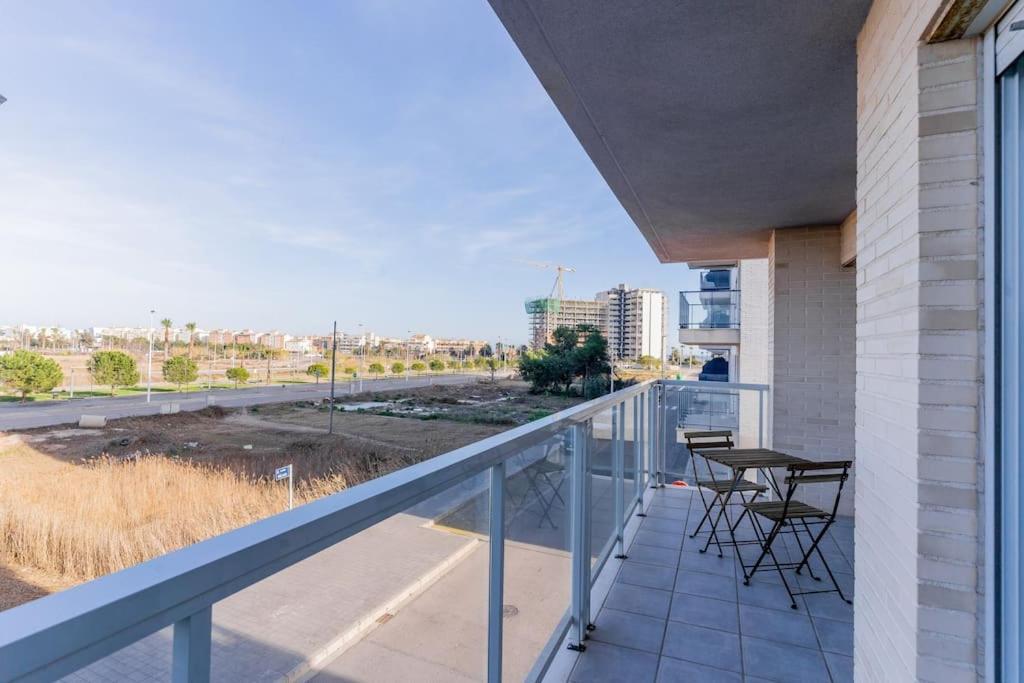 Modern Apartment: Moncofa Beachside Oasis Apartment Moncofar