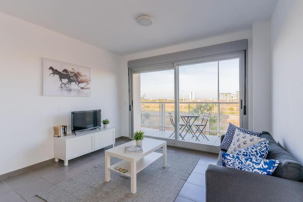 Modern Apartment: Moncofa Beachside Oasis Apartment Moncofar