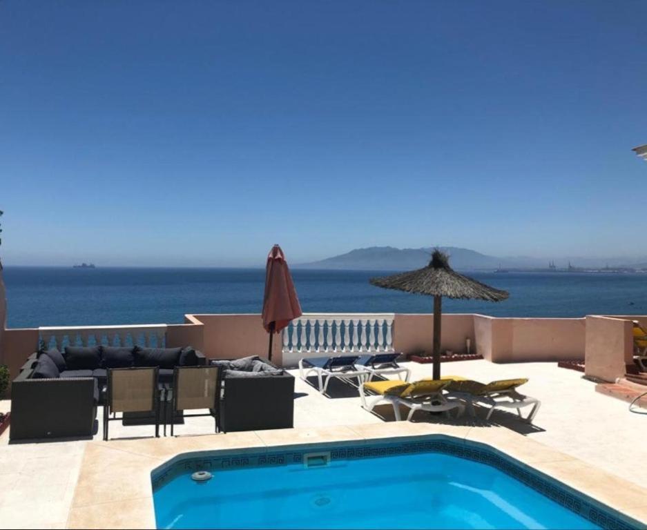 Magnificent 5 Bedroom In Front Villa Málaga