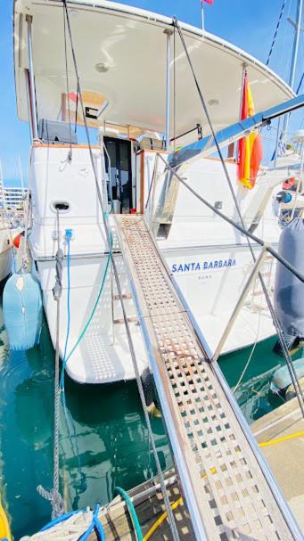 Botel Yacht Y Fiestas *