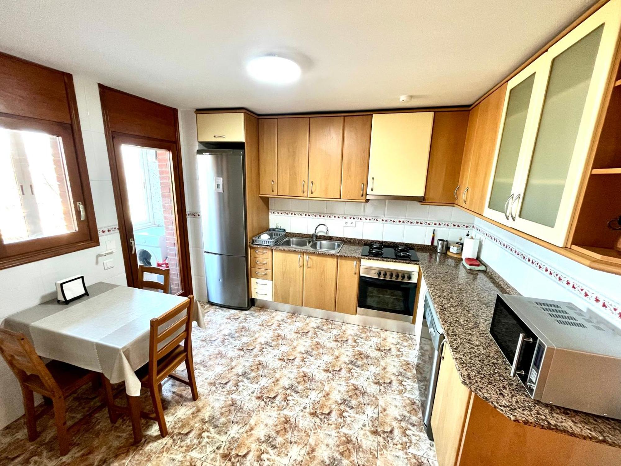 Amplio Apartamento, 5 Camas * Sant Esteve Sesrovires