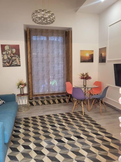 Demasiadas Companias Apartment